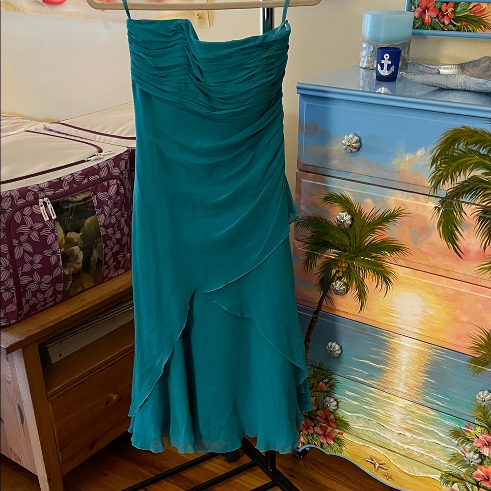 Bloomingdale's Strapless Green Dress.  size 4 100% silk